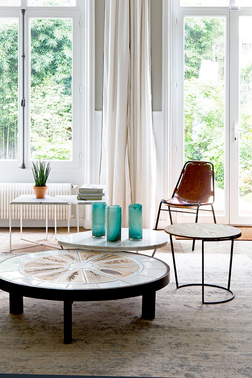 hotel particulier à Paris 9 Monceau parc salon table basse métal bois marbre ronde ovale assortiment