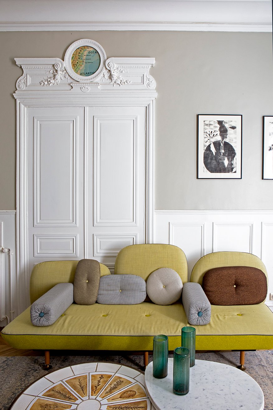 imposte porte style II appartement moulure canapé banquette jaune moutarde pied-de-poule