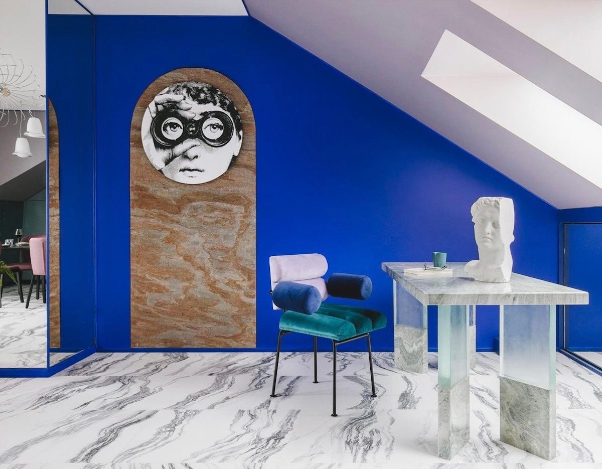 installer espace travail maison sous toits plafond de couleur bleu klein électrique