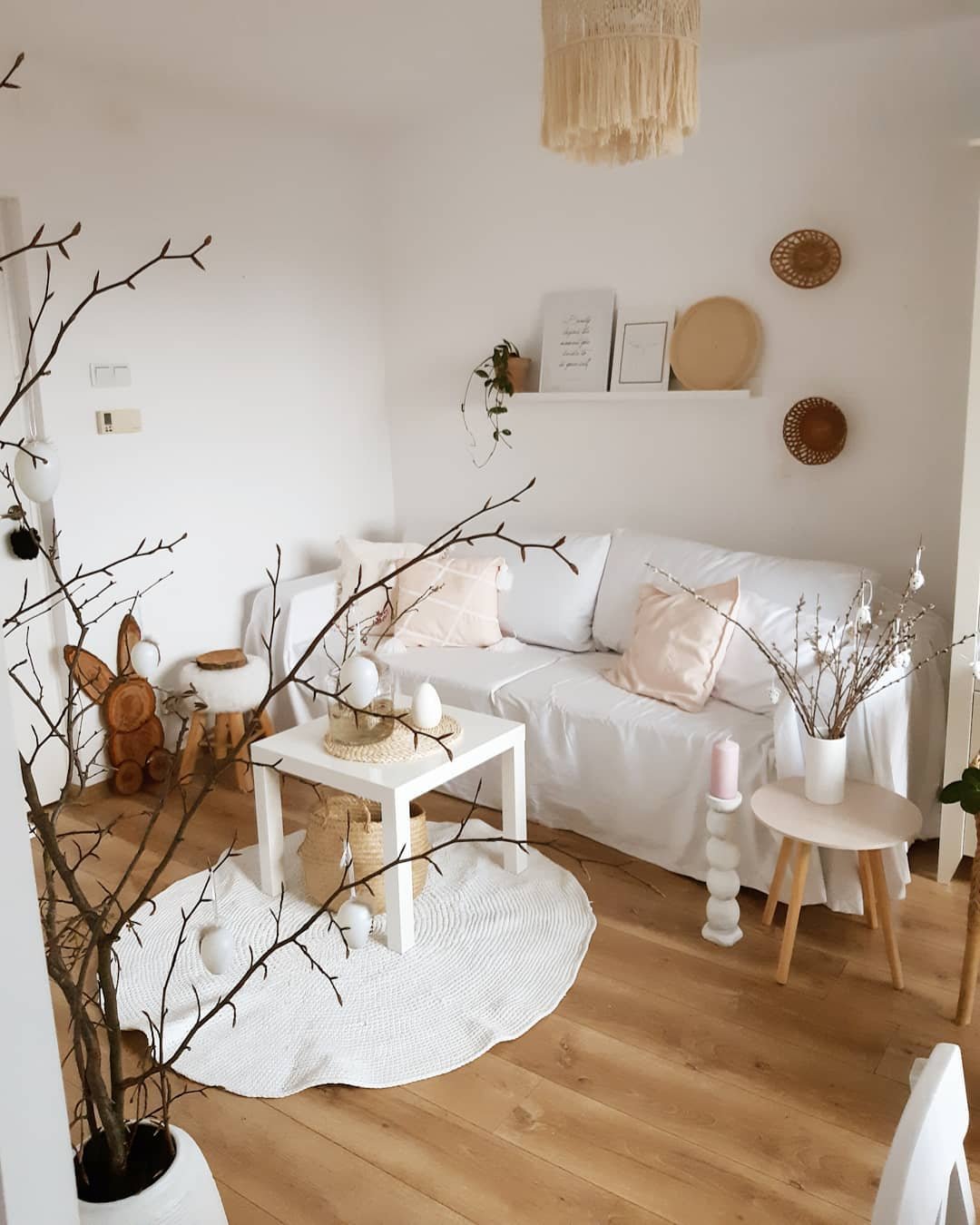 Laura Dekor appartement blanc bois vase branchage décoration hiver minimaliste