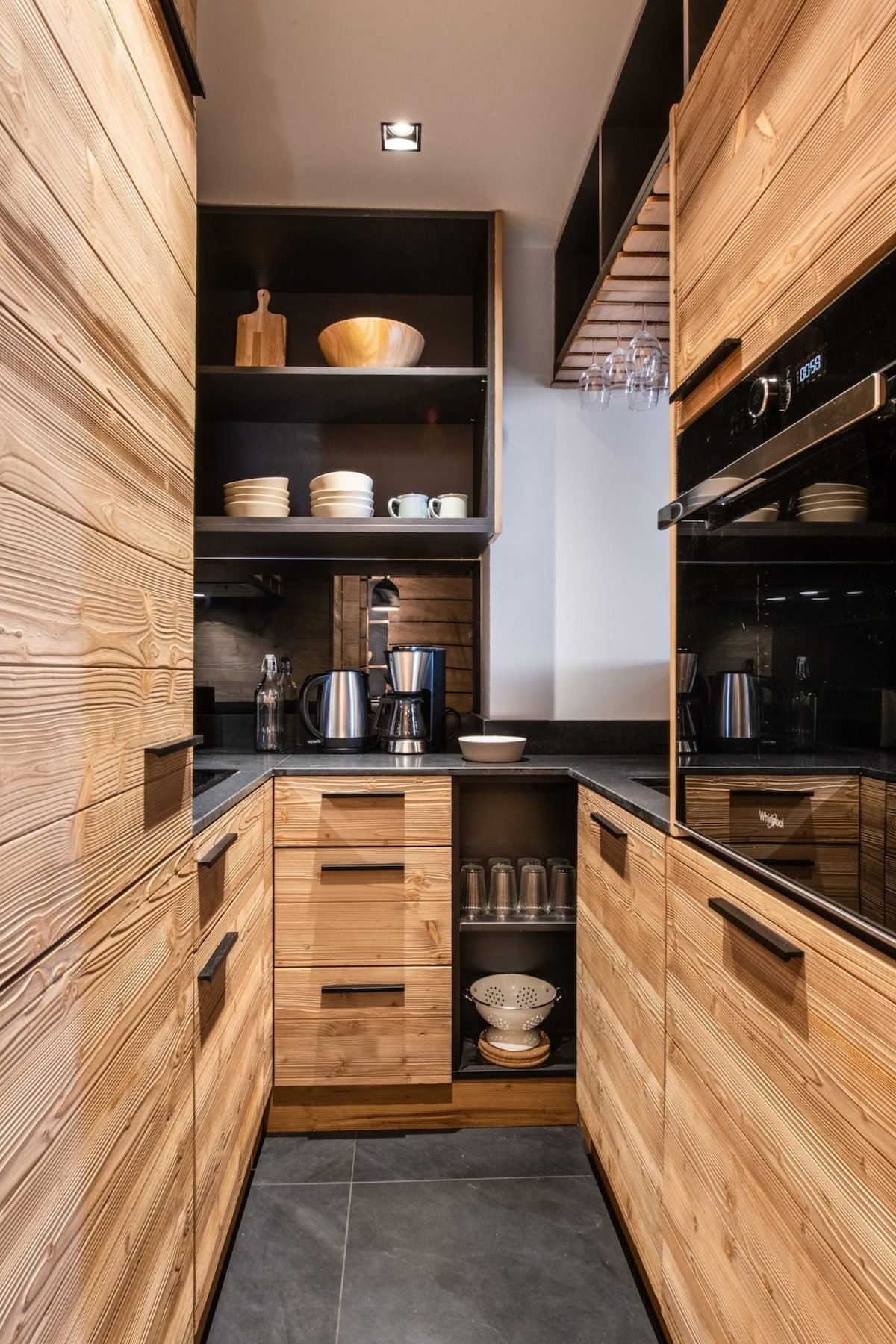 mini cuisine u longueur couloir style montagne petit appartement familial à Val d'Isère