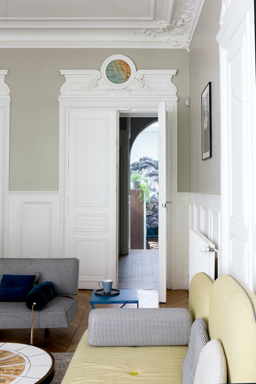 porte hotel particulier à Paris moulure encadrement boiserie mur vert de gris - blog déco