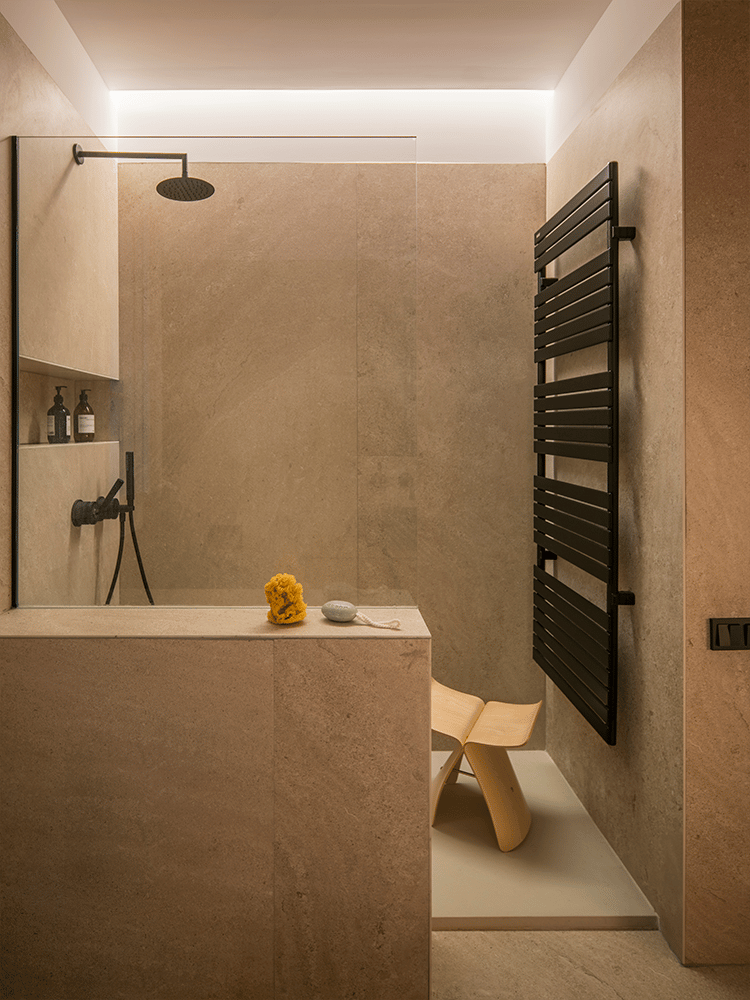 salle de bain noir mat douche à l'italienne porte-serviette chauffant carrelage pierre rose