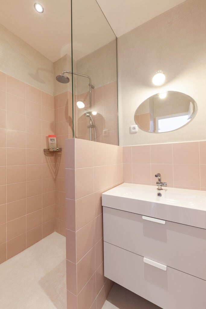 salle de bain rose rétro Fernand Pouillon - blog déco - clem around the corner