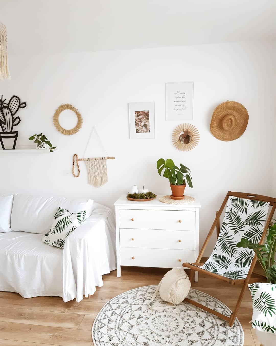 salon blanc scandinave urban jungle monstera palmier transat motif