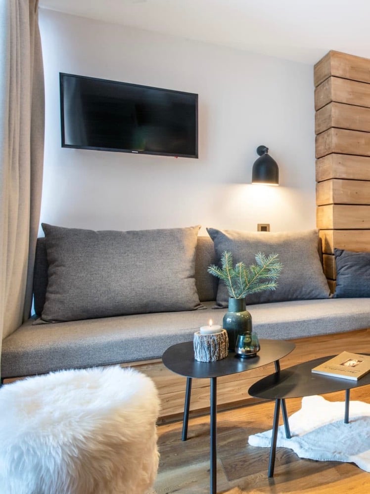 salon montagne style chalet scandinave canapé coffre bois gris vase branche sapin