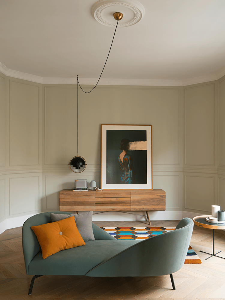séjour moderne méridienne vert amande peinture moulure maison à Barcelone - blog décoration