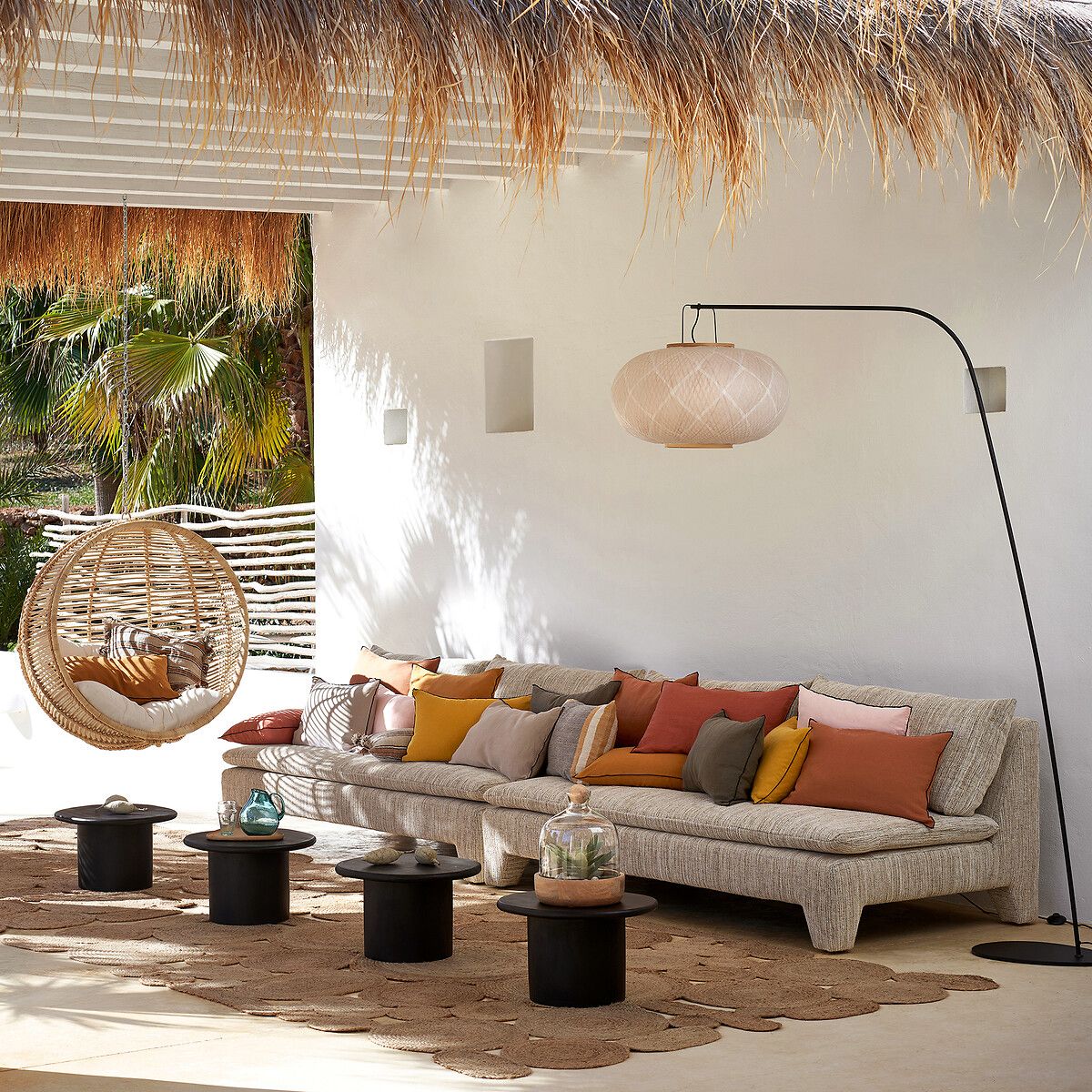 terrasse bohème coussin jaune curry terracotta assortiment canapé gris tapis corde cercle