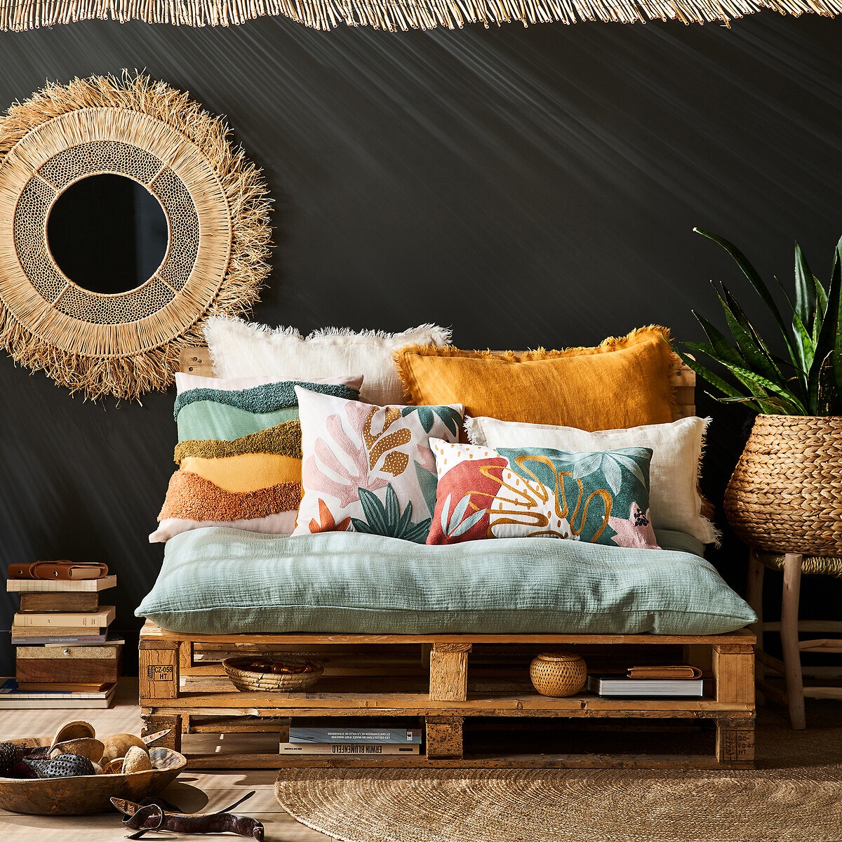 terrasse canapé palette diy coussin de sol couleur assortiment tissu frange raphia