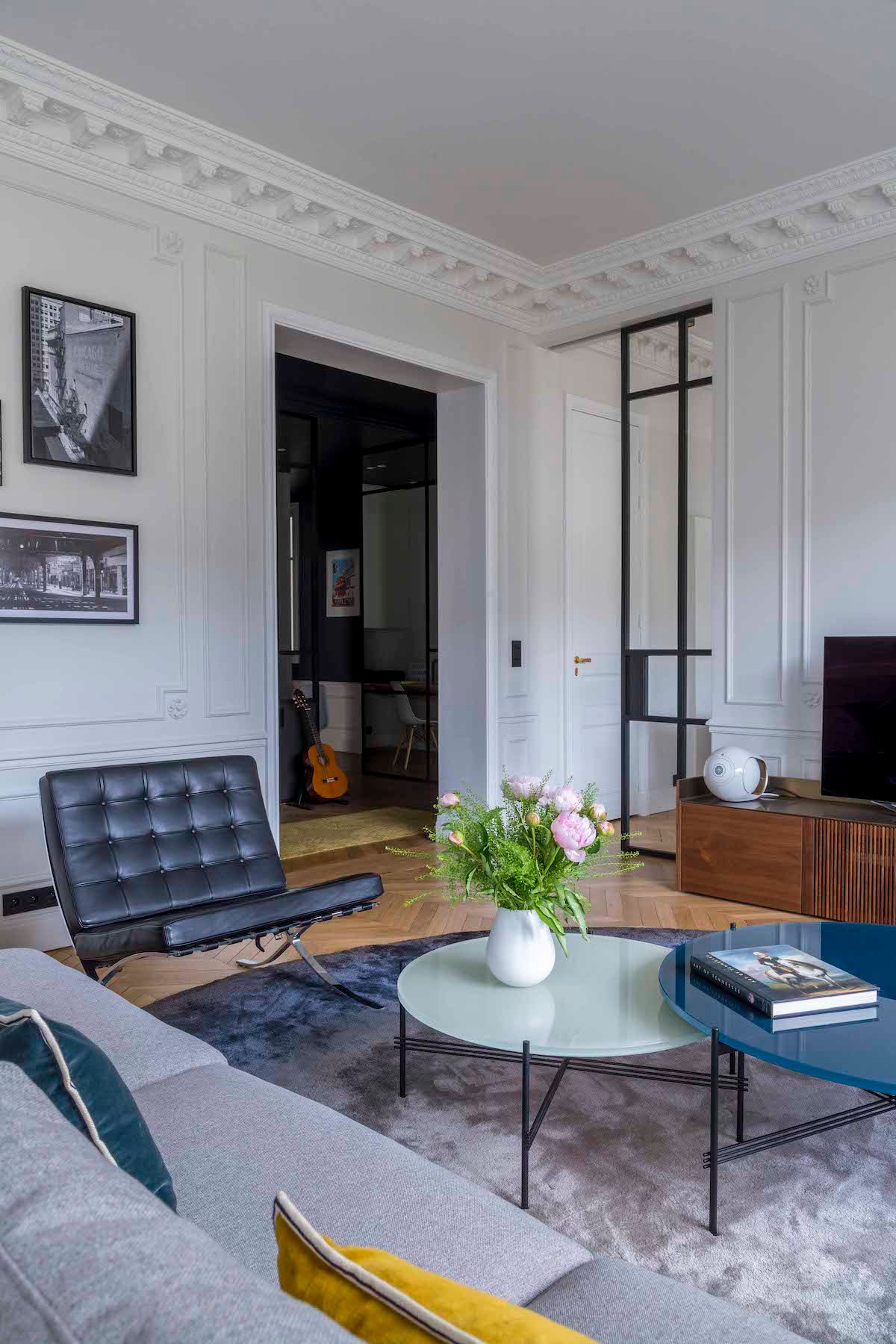 architecture Véronique Cotrel salon fauteuil Barcelona Knoll table basse gigogne gubi plateau rond verre