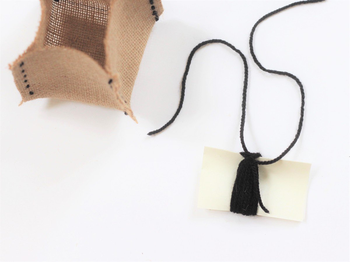 astuce fabriquer pompon laine tuto personnalisation panier toile jute