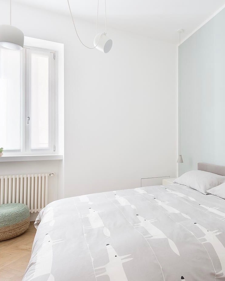 chambre Frascati minimaliste blanche vert pastel bois - blog décoration - clem around the corner