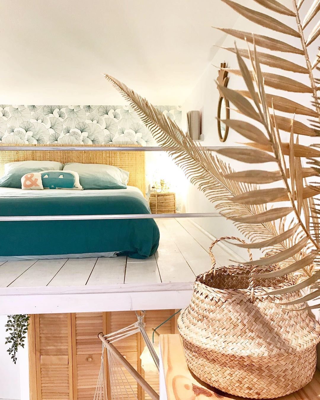 chambre ado déco tropicale lit fibres naturelles panier en osier