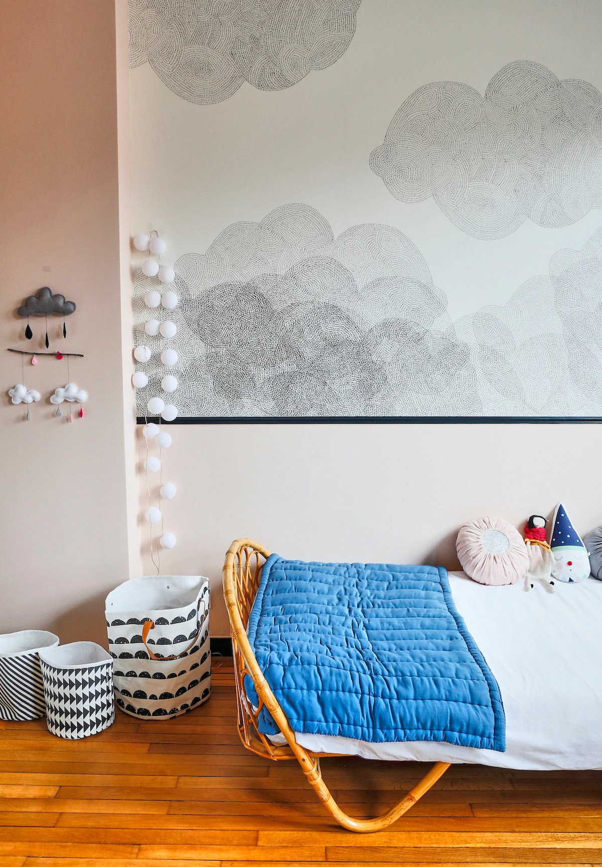 chambre bébé lit rotin papier-peint nuage noir blanc peinture rose bonbon