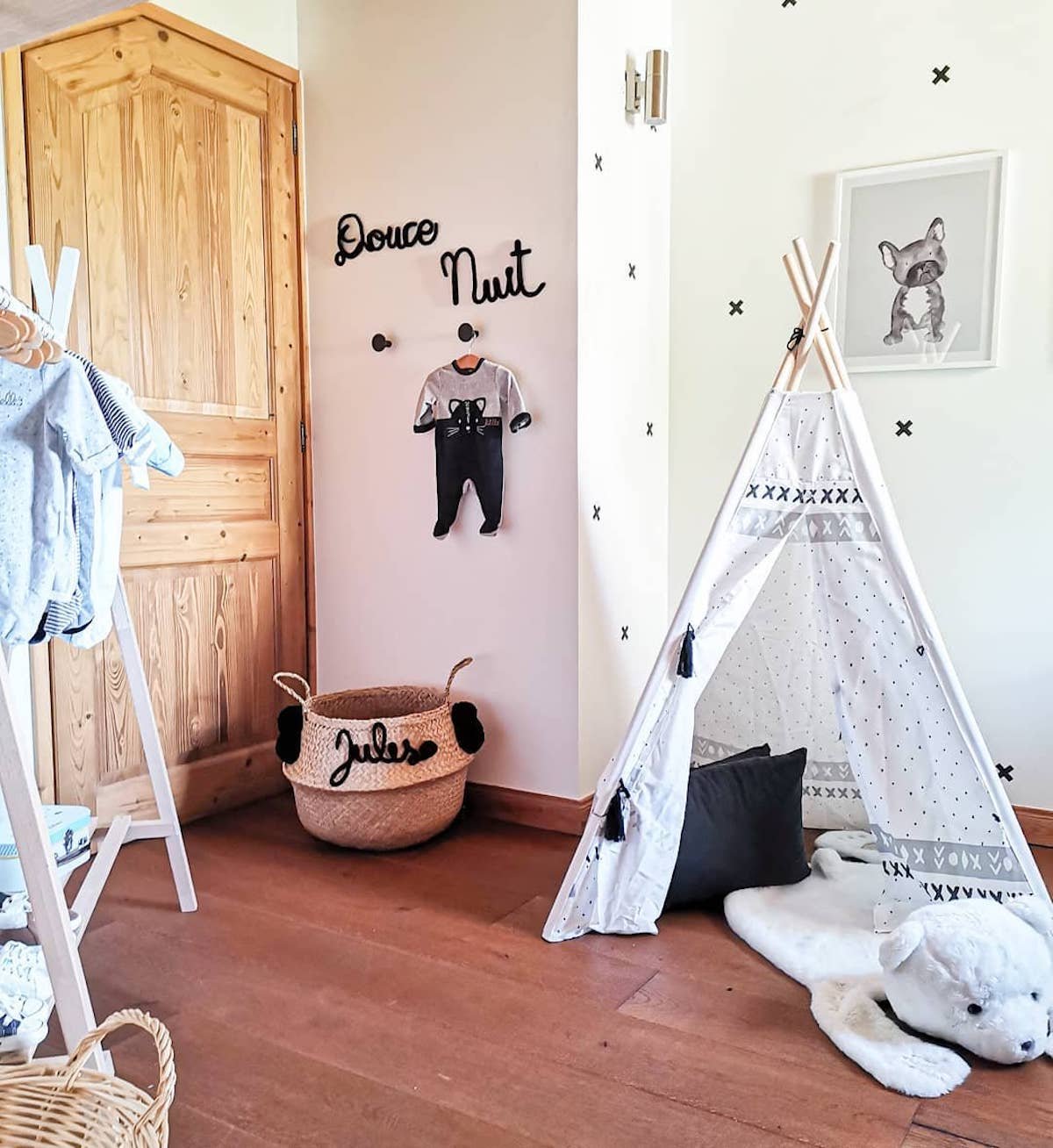 chambre bébé tente tissu bois panier personnalise dressing ouvert Déco by Paolina