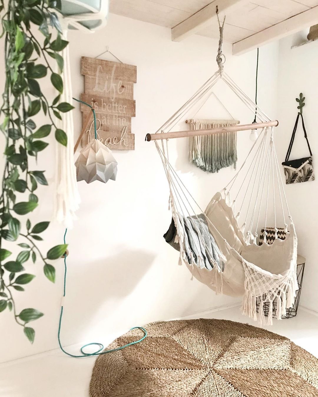 coin détente tapis rond fibres naturelles hamac franges blanc luminaire tie and dye bleu déco bohème