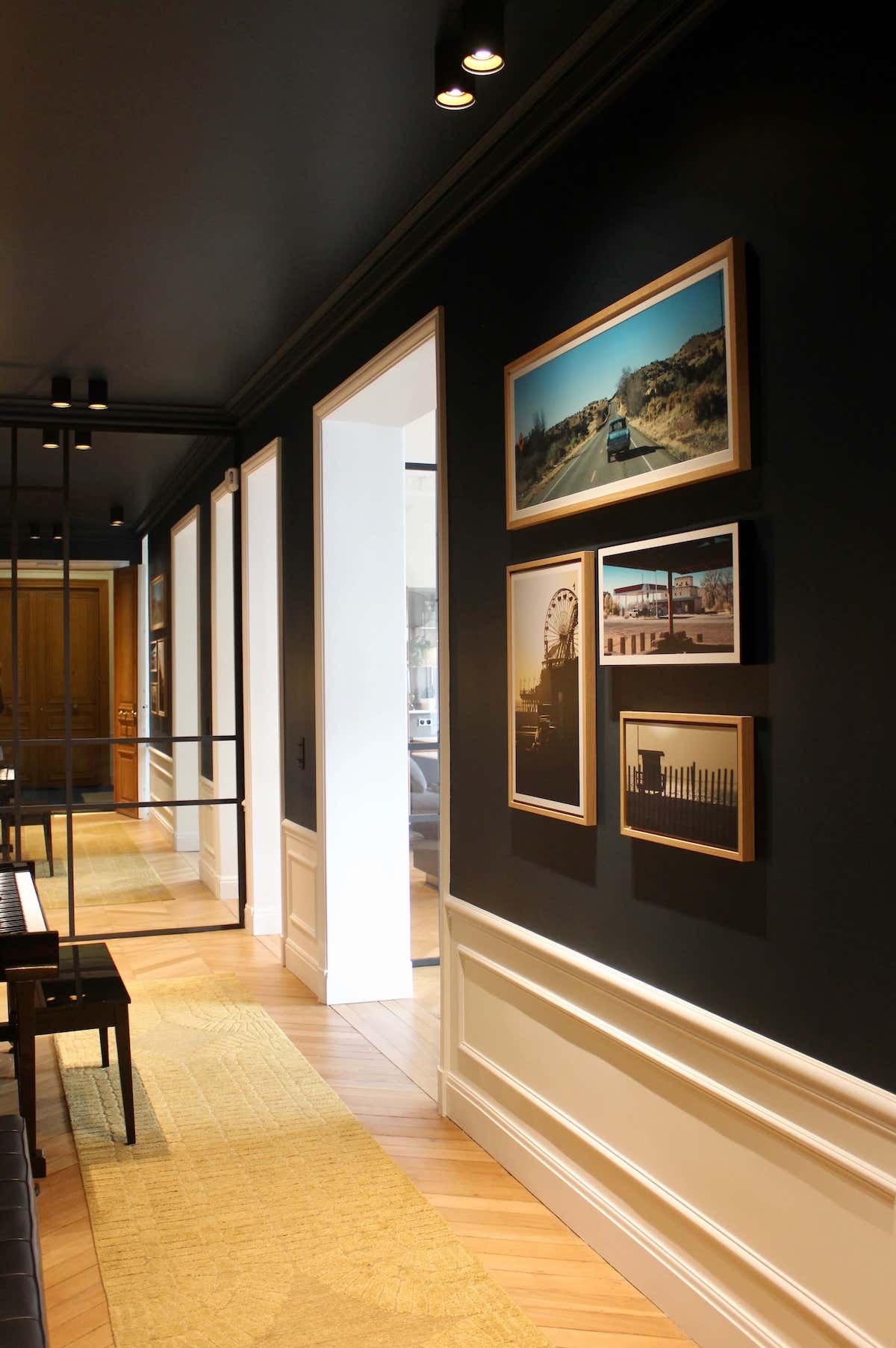 couloir noir appartement parisien plafond peinture noire parquet chevron - blog déco clem around the corner