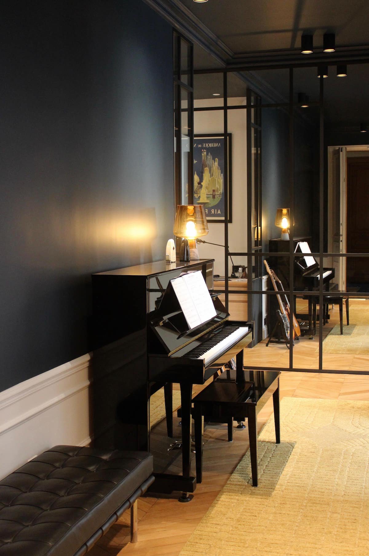 couloir noir piano banc cuir noir matelassé Barcelona knoll architecture intérieur Véronique Cotrel