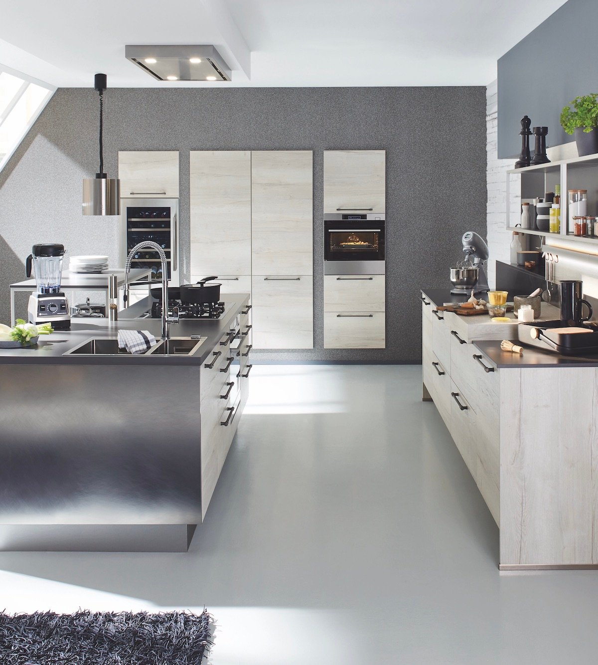 cuisine avec îlot central plan de travail inox meuble bois blanchi table de cuisson centrale