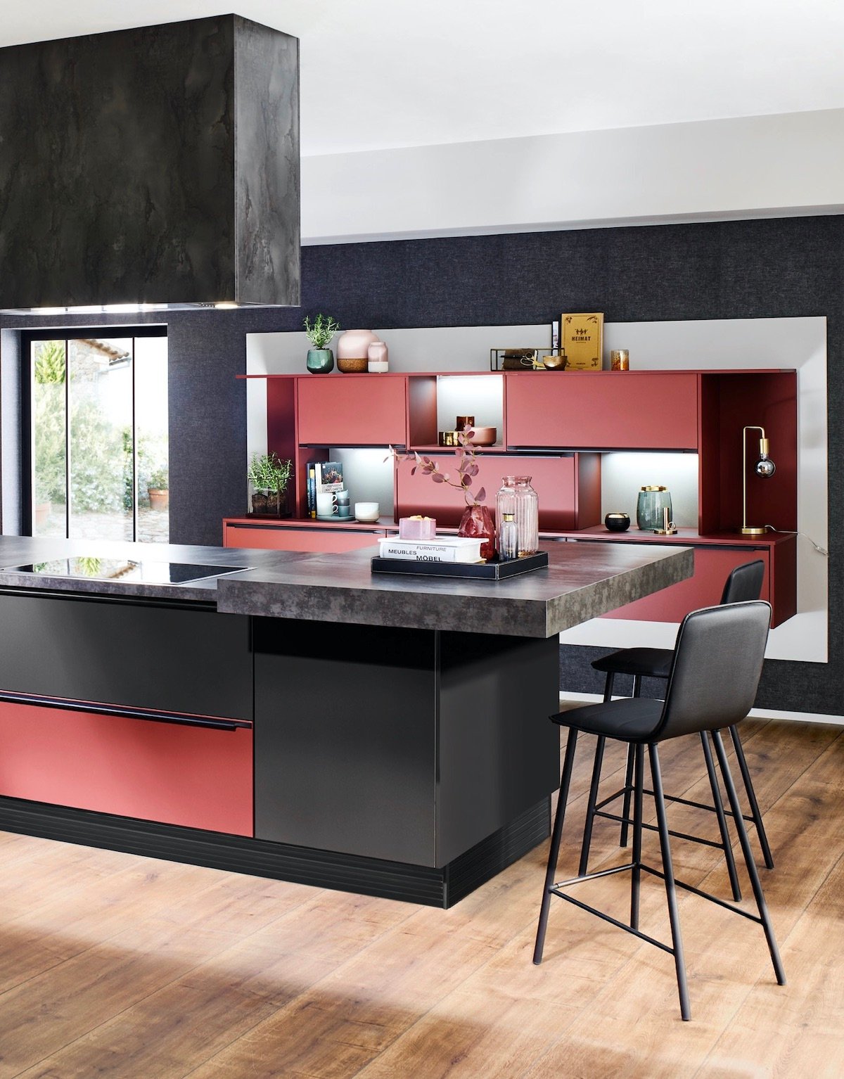 cuisine avec îlot noir rouge bordeaux plan travail marbre hotte suspendue