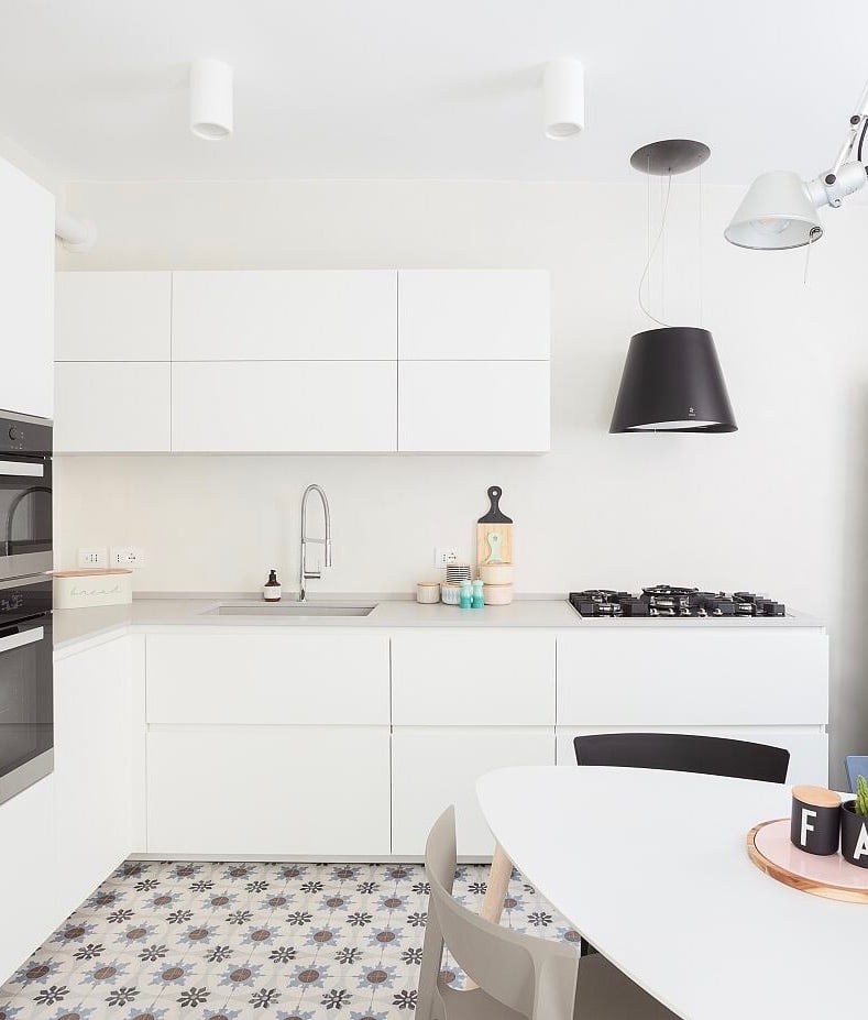 cuisine blanche noir carreaux ciment bleu rosace bordeaux terracotta