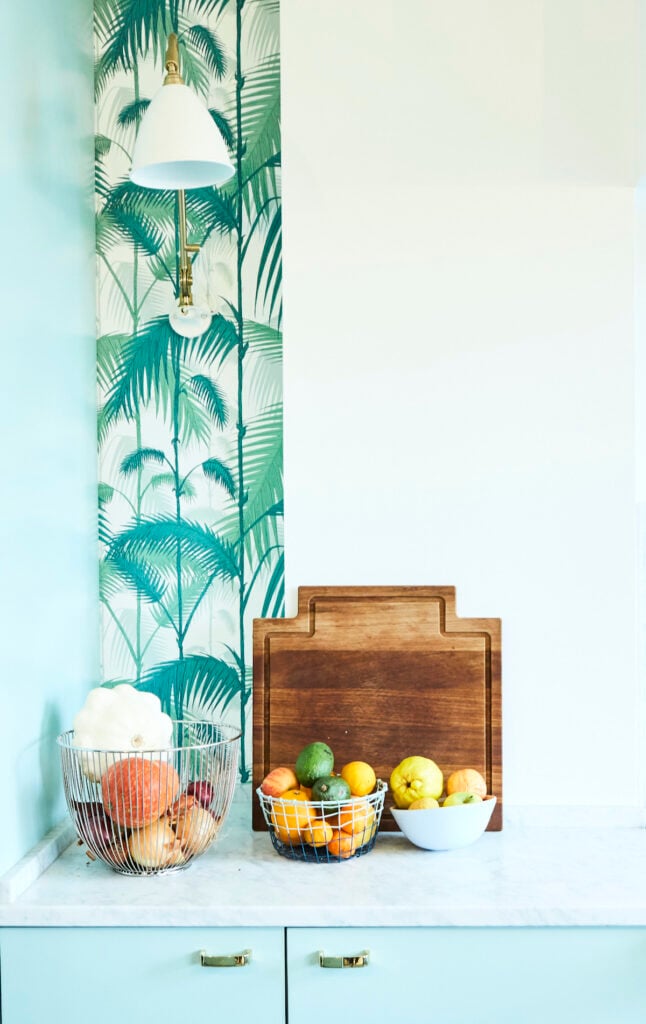 cuisine couleur pastel turquoise plan de travail marbre blanc poignée dorée laiton