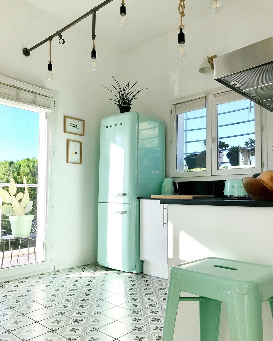 cuisine déco tropicale carrelage géométrique mobilier turquoise style californien