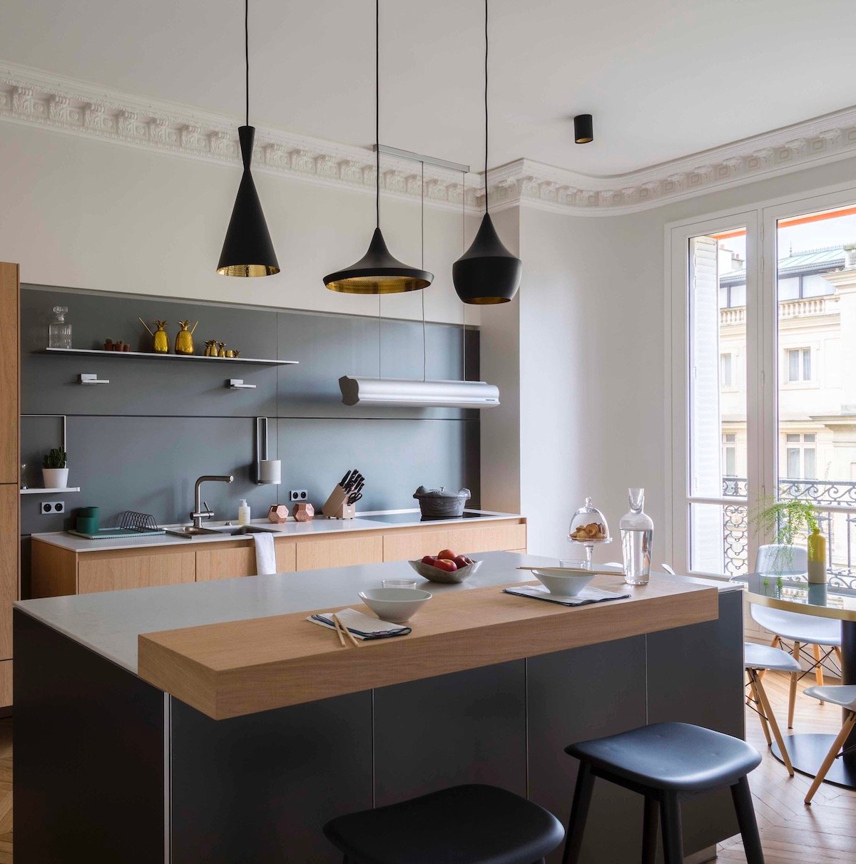 cuisine ouverte noire mat bois plan travail marbre table rond Véronique Cotrel