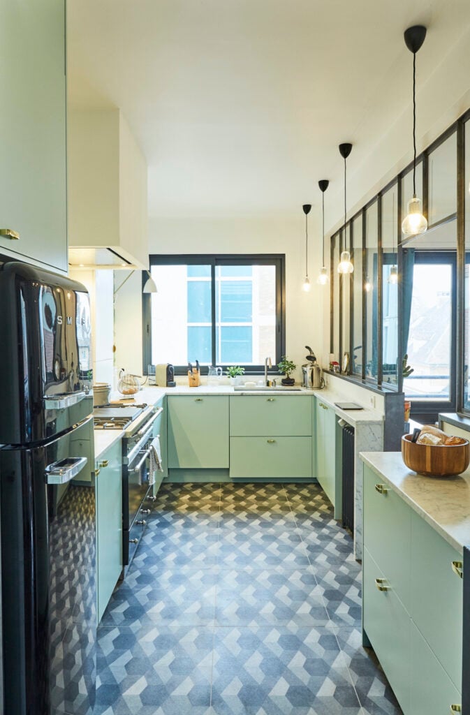 cuisine verte eau noir blanc carrelage damier retro 30s - blog déco - clematc