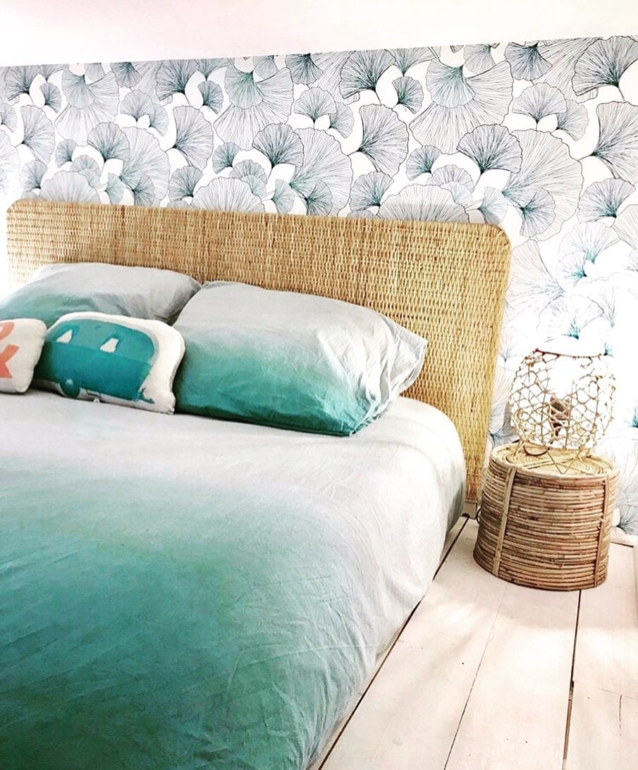 déco tropicale chambre ado tête de lit fibres naturelles drap tie and dye bleu et blanc