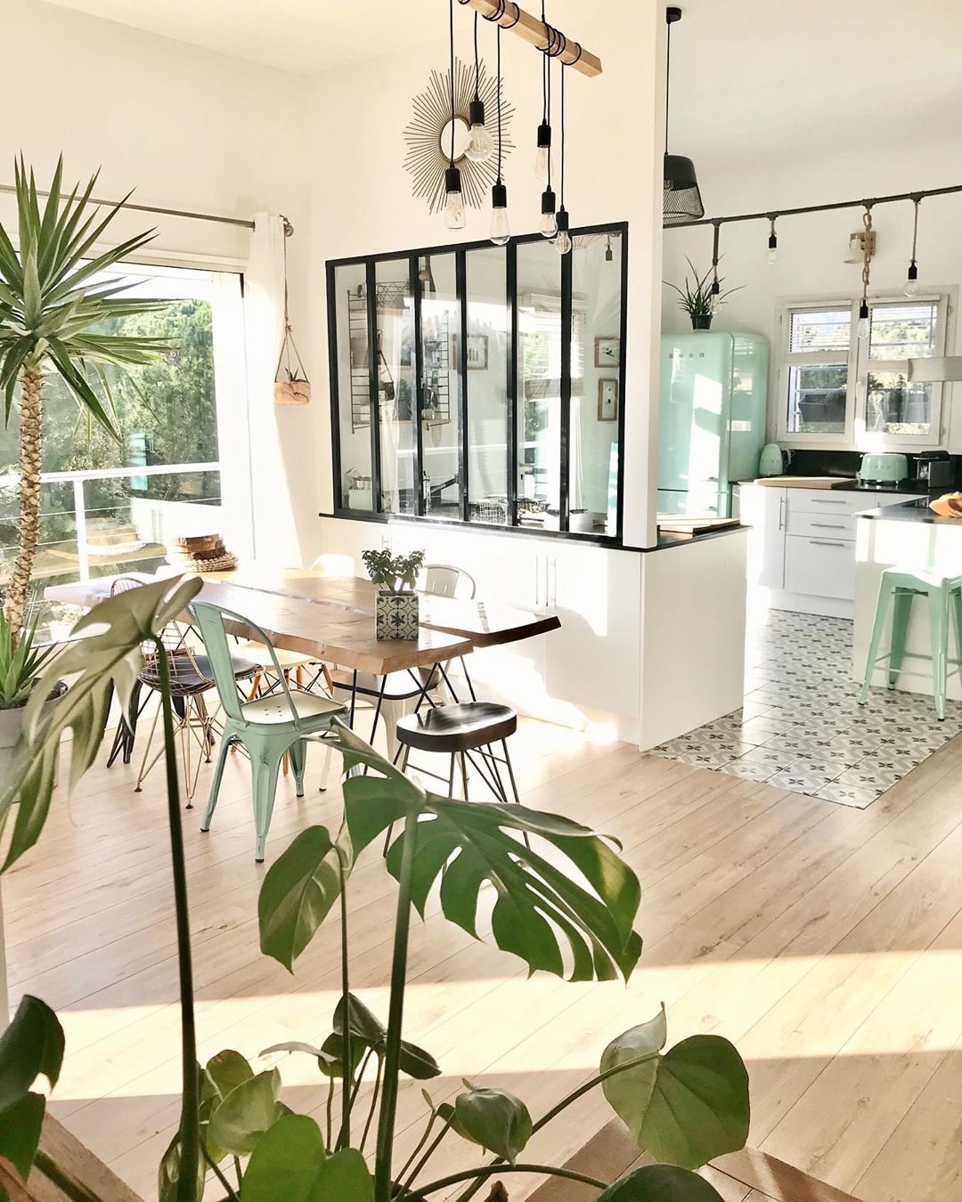 décoration intérieure séjour lumineux cuisine moderne suspension ampoule style industriel