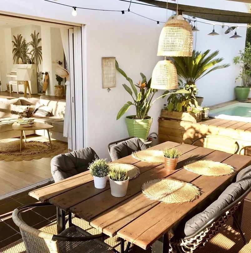 décoration terrasse extérieure table en bois set de table osier lanterne ronde