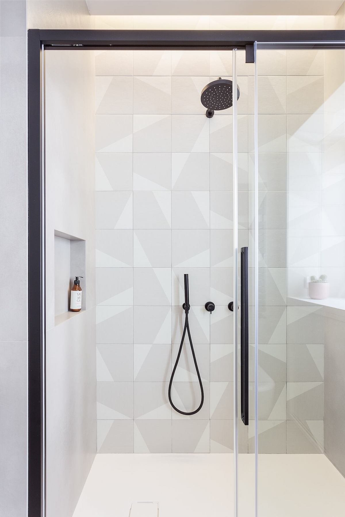 douche italienne grise blanche robinet pommeau noir mat