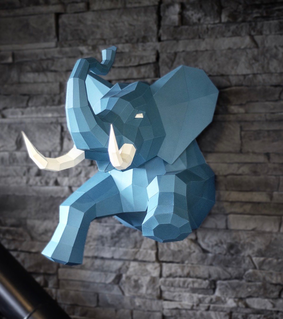 éléphant bleu en situ trophée mur pierre - clemaroundthecorner