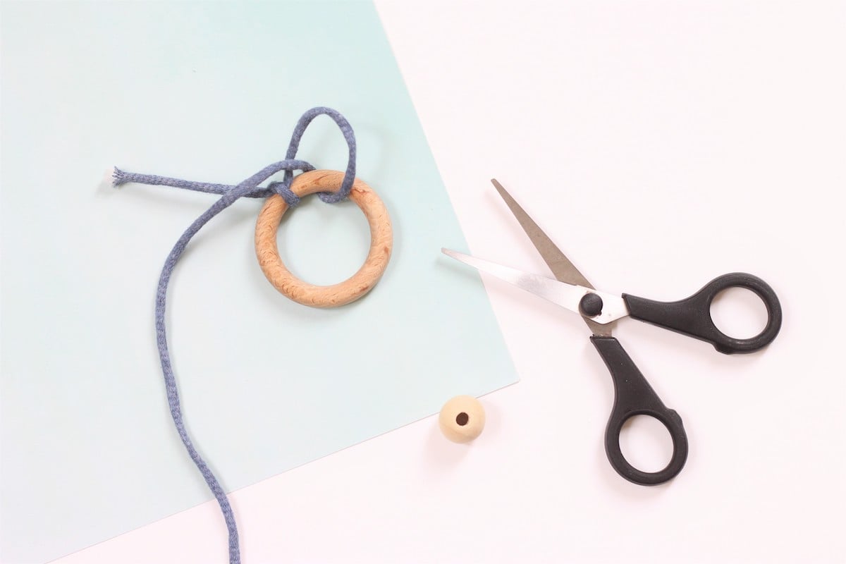 fabriquer hochet bébé dentition Montessori anneau bois diy - clem around the corner