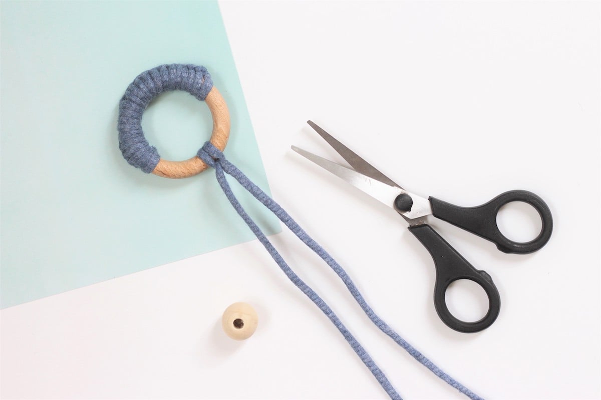 faire hochet bébé dentition bois Montessori traphilo corde laine fait-main