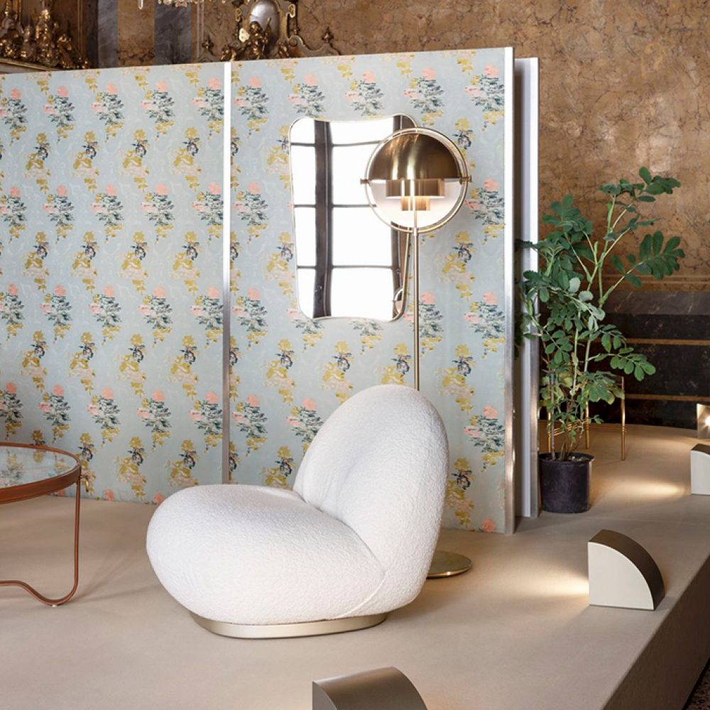 fauteuil rond blanc rembourré support métallique doré salon vintage papier peint bleu pastel blog clematc