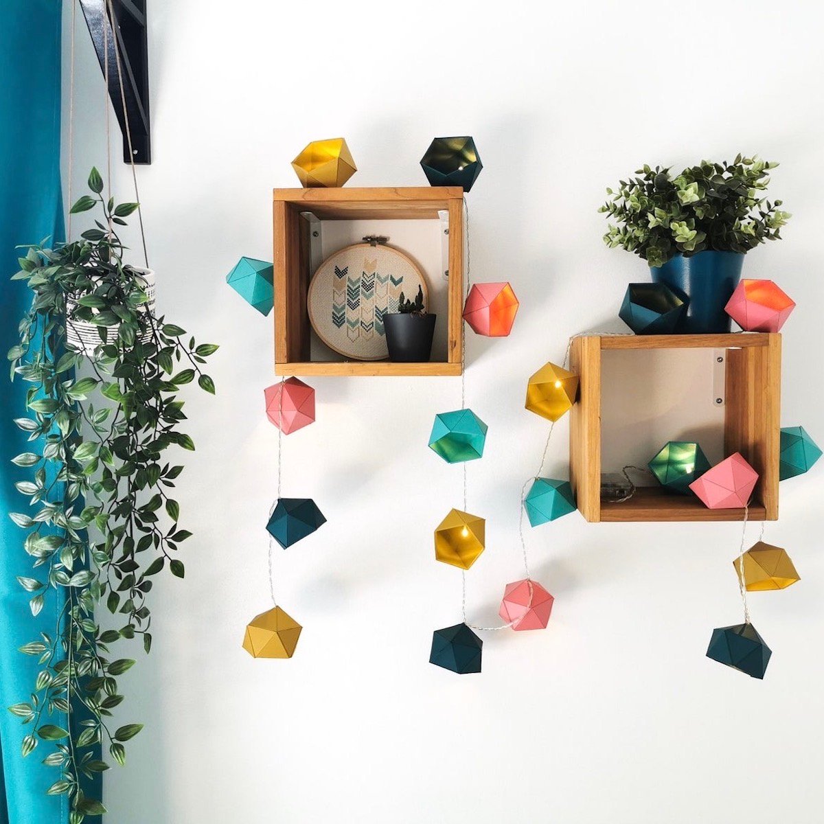 guirlande lumineuse papier coloré étagère bois rideau bleu