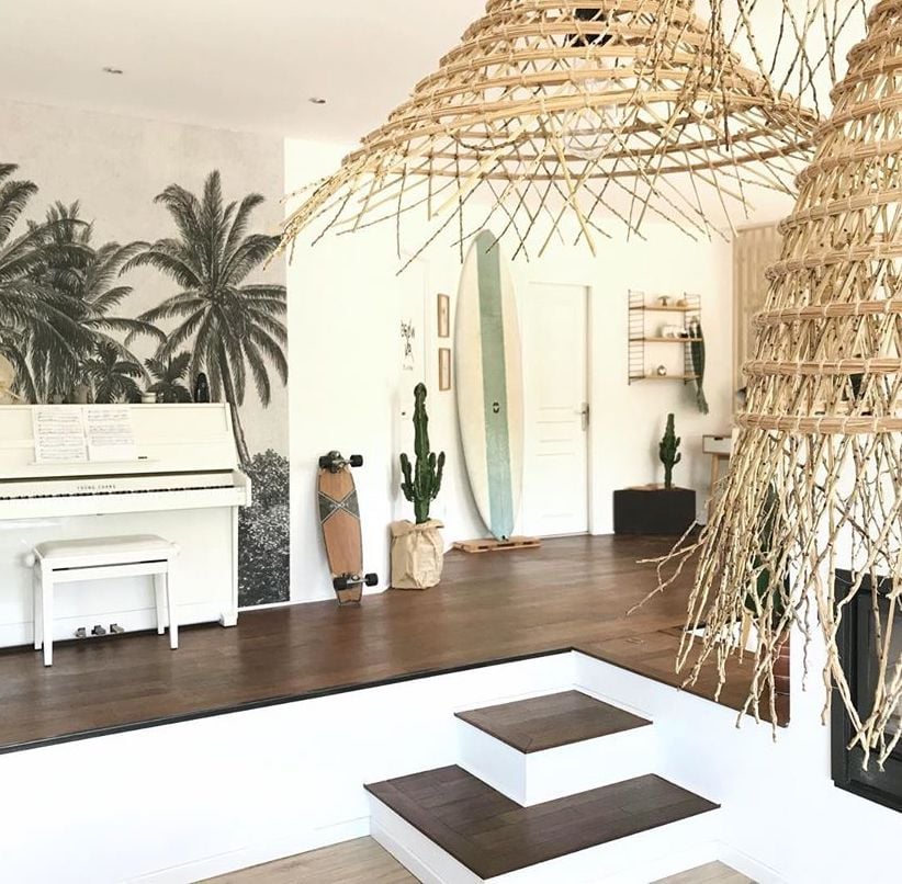 hall d'entrée maison contemporaine déco tropicale suspension osier planche de surf