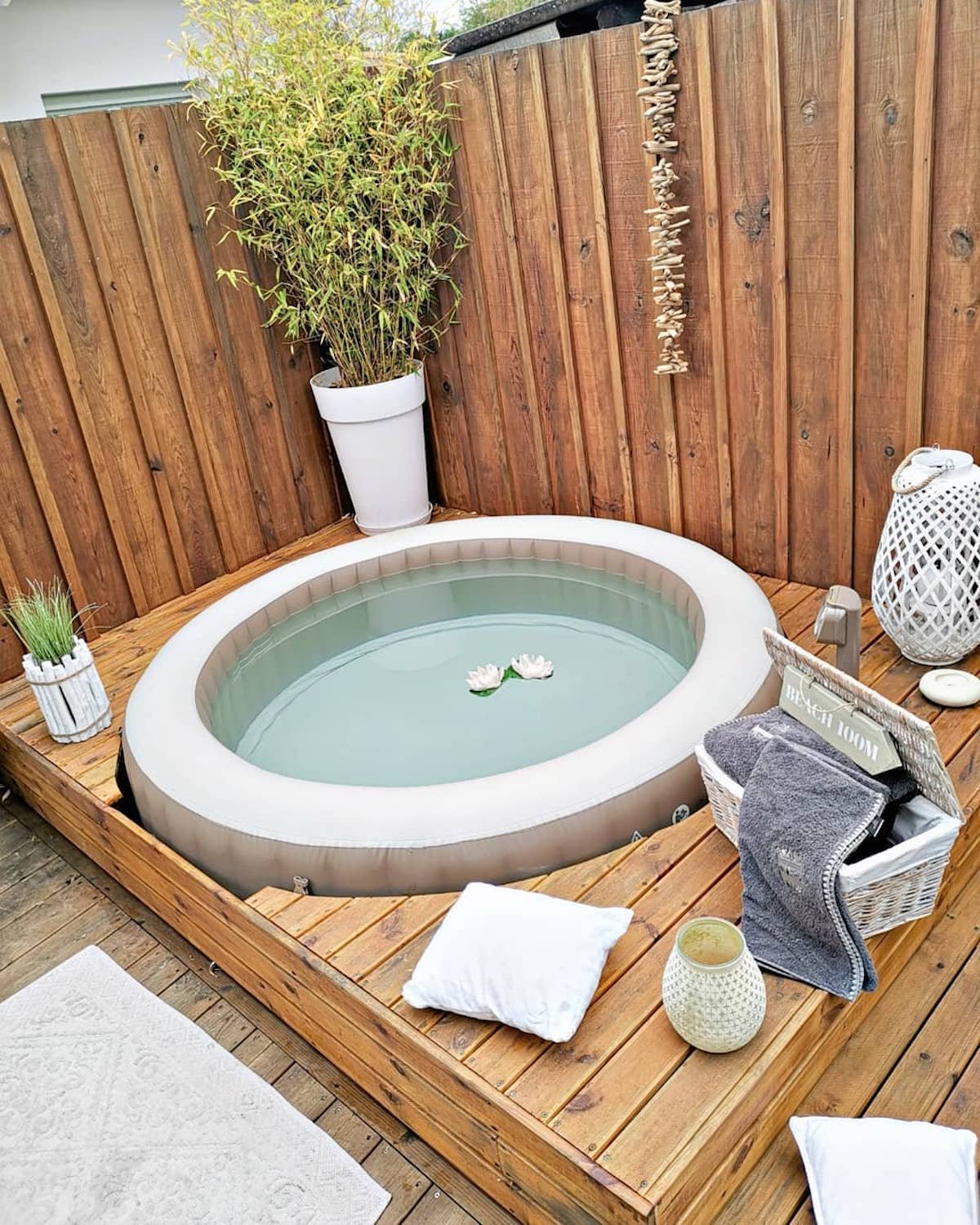jardin terrasse bois style montagne jacuzzi lanterne - blog déco - clematc