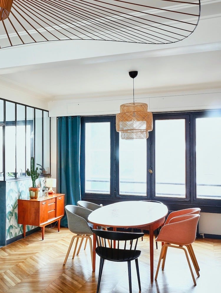 salle à manger parquet massif chevron décoration mix match chaise dépareillée