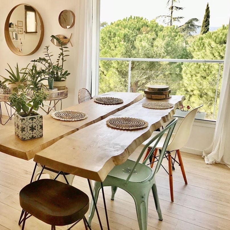 salle à manger table bois chaises dépareillées miroir rond déco rustique