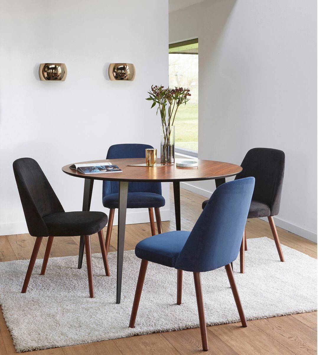 salle manger vintage bois chaise velours couleur différente noir bleu blog déco clemaroundthecorner