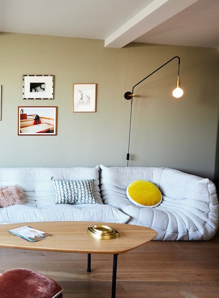 salon décoration rétro canapé pied de poule Togo peinture vert de gris