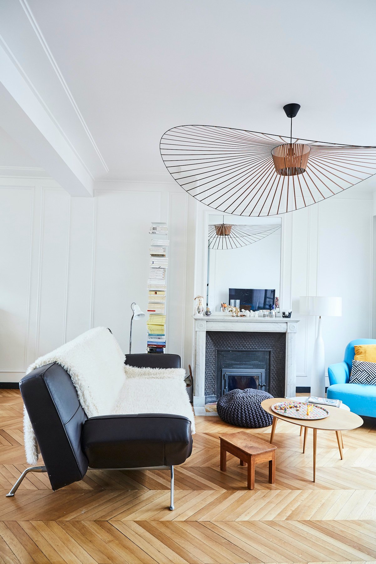 salon style déco années 30 canapé cuir noir pied métal suspension vertigo cuivre