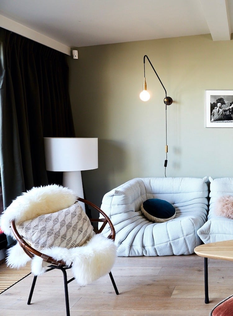 séjour salon style déco années 30 canapé angle rétro rotin plaid peau mouton