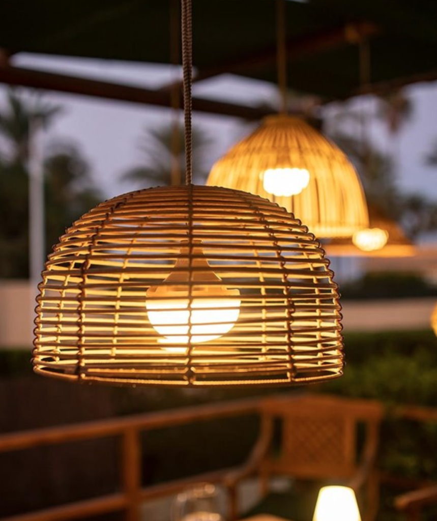 suspension extérieure rotin balcon éclairage - blog déco - clemaroundthecorner