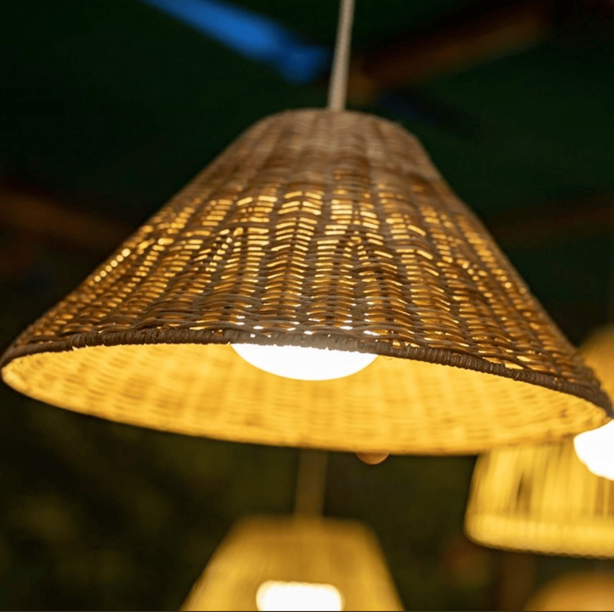 suspension fibres naturelles rechargeable éclairage balcon