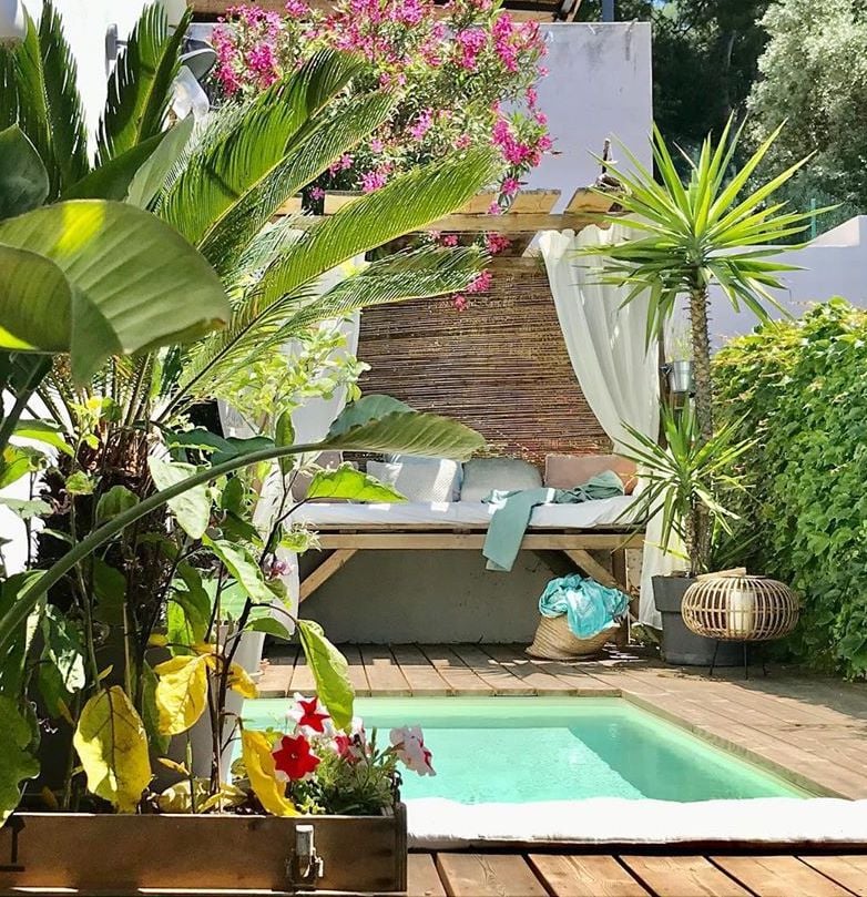 terrasse en bois piscine banquette plantes vertes blog déco clematc