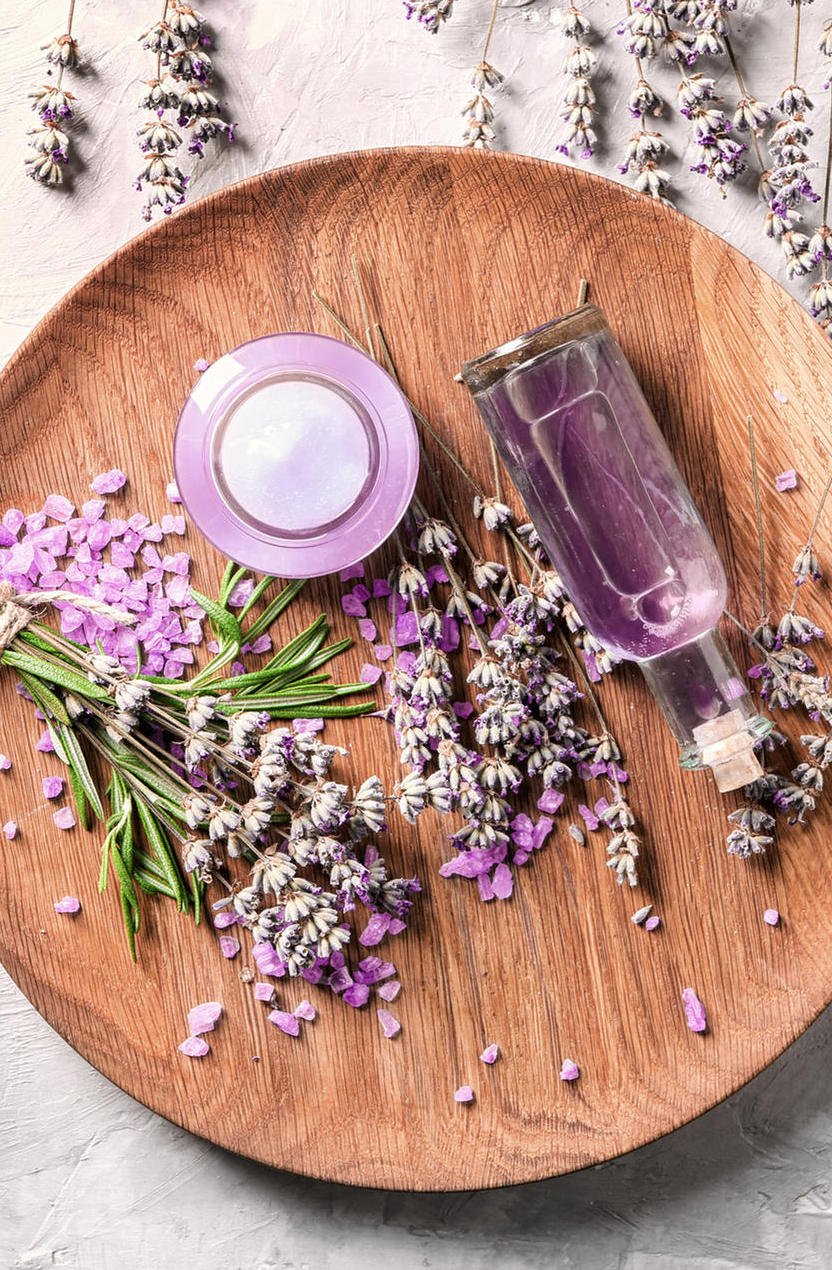 DIY recette fleurs lavande flacon eau florale assiette ronde bois blog déco clematc